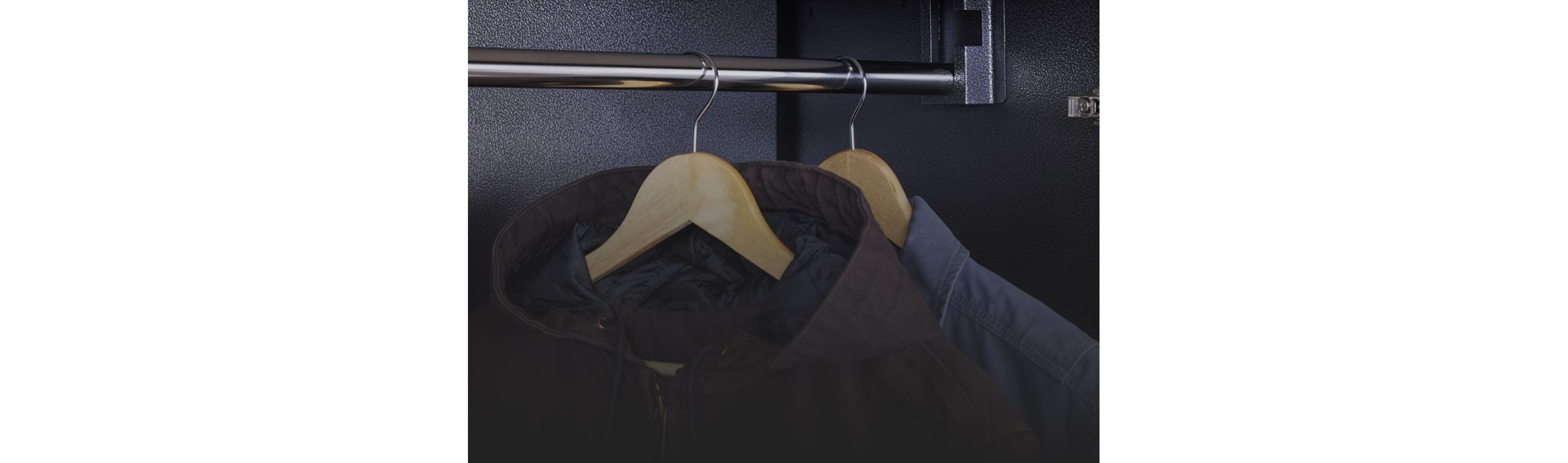 Deux manteaux suspendus à des cintre dans un système de rangement Gladiator.